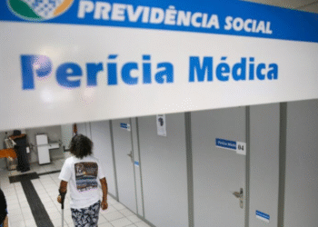 Pessoa entrando em sala de perícia médica do INSS