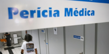 Pessoa entrando em sala de perícia médica do INSS