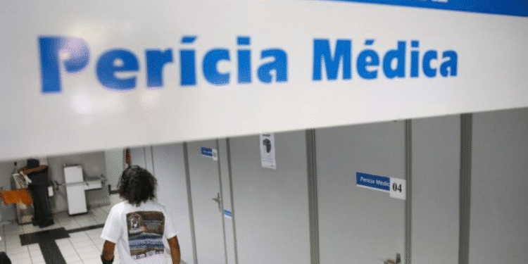 Pessoa entrando em sala de perícia médica do INSS