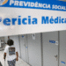 Pessoa entrando em sala de perícia médica do INSS