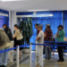 Pessoas em fila na agência da Previdência Social.