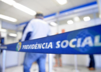 Fila de atendimento na Previdência Social durante mutirão do INSS 2025.