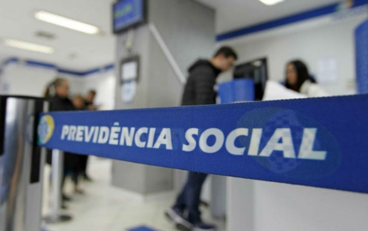 Fila de pessoas em agência da Previdência Social