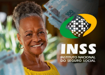 Mulher sorridente segurando notas de dinheiro com logo do INSS ao fundo, representando pagamentos de benefícios.