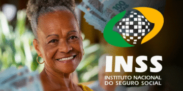 Mulher sorridente segurando notas de dinheiro com logo do INSS ao fundo, representando pagamentos de benefícios.