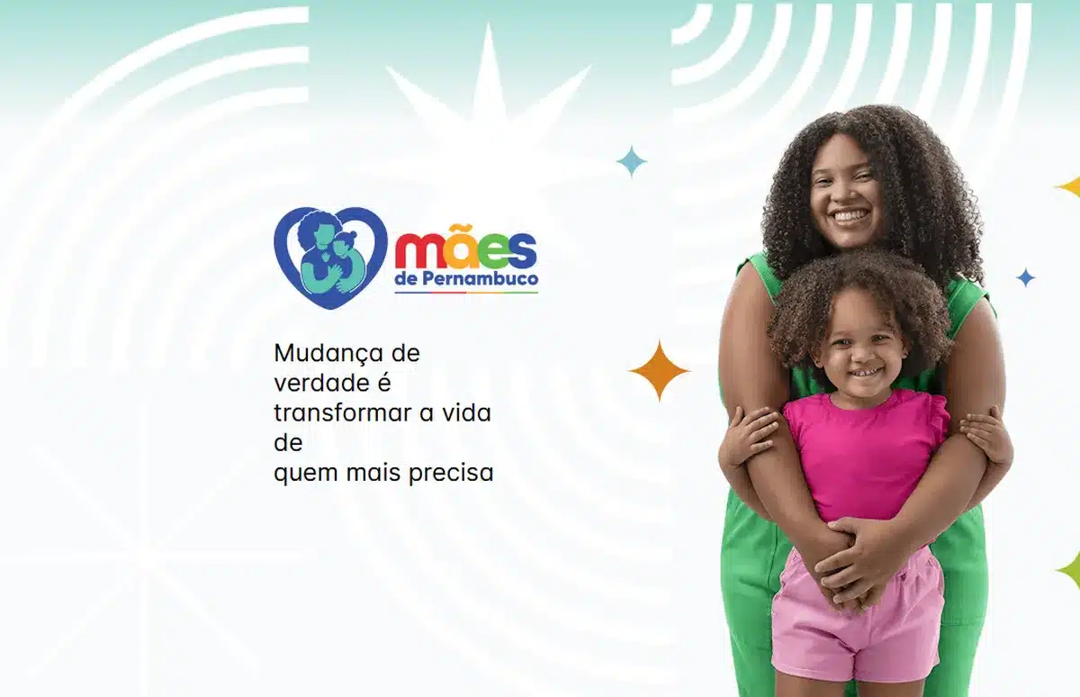 Mãe e filha sorriem juntas, ilustrando o programa Mães de Pernambuco e o próximo pagamento de R$300, oferecendo apoio 