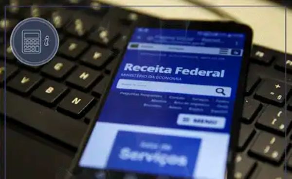 Site oficial da Receita Federal em um smartphone, consultando informações sobre a Declaração de Saída Definitiva do País (DSDP).