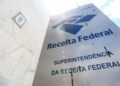 Placa com o logo da Receita Federal, alertando sobre a veracidade de mensagens e comunicações oficiais.