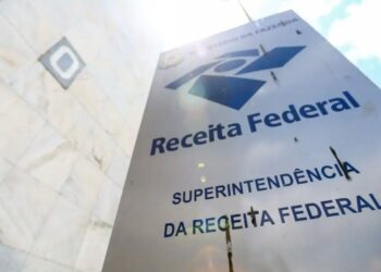 Placa com o logo da Receita Federal, alertando sobre a veracidade de mensagens e comunicações oficiais.