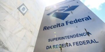 Placa com o logo da Receita Federal, alertando sobre a veracidade de mensagens e comunicações oficiais.