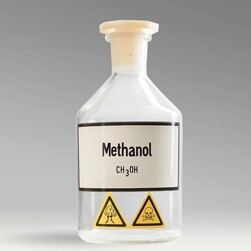 Frasco de laboratório contendo metanol (CH 3​OH) com rótulo e símbolos de alerta de toxicidade.