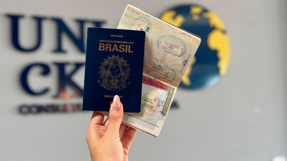 Passaporte brasileiro sendo mostrado com visto americano.