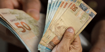 Dinheiro em notas de reais representando o novo salário mínimo previsto para 2026