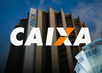 Prédio da CAIXA com notas de 100 reais em destaque.