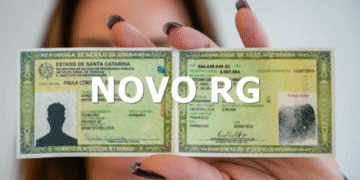 Nova carteira de identidade oficial do Estado de Santa Catarina sendo segurada por uma pessoa.