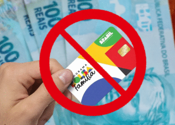 Cartão do Bolsa Família com nota de 100 reais ao fundo e símbolo de cancelamento, anunciando suspensão do benefício para 2 milhões de beneficiários em 2025.
