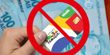Cartão do Bolsa Família com nota de 100 reais ao fundo e símbolo de cancelamento, anunciando suspensão do benefício para 2 milhões de beneficiários em 2025.
