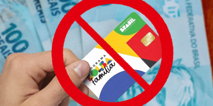 Cartão do Bolsa Família com nota de 100 reais ao fundo e símbolo de cancelamento, anunciando suspensão do benefício para 2 milhões de beneficiários em 2025.