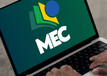 Computador portátil exibindo o logotipo do MEC na tela