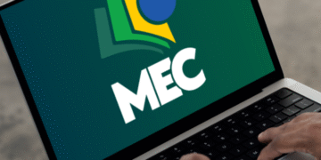 Computador portátil exibindo o logotipo do MEC na tela