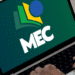Computador portátil exibindo o logotipo do MEC na tela