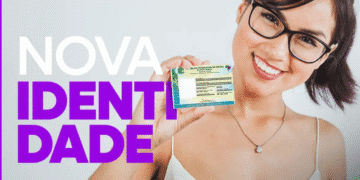 Mulher sorridente com óculos segurando a nova carteira de identidade brasileira, com texto "Nova Identidade" em roxo.