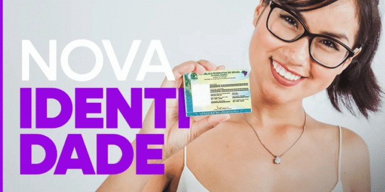 Mulher sorrindo segurando um novo documento de identidade brasileiro.