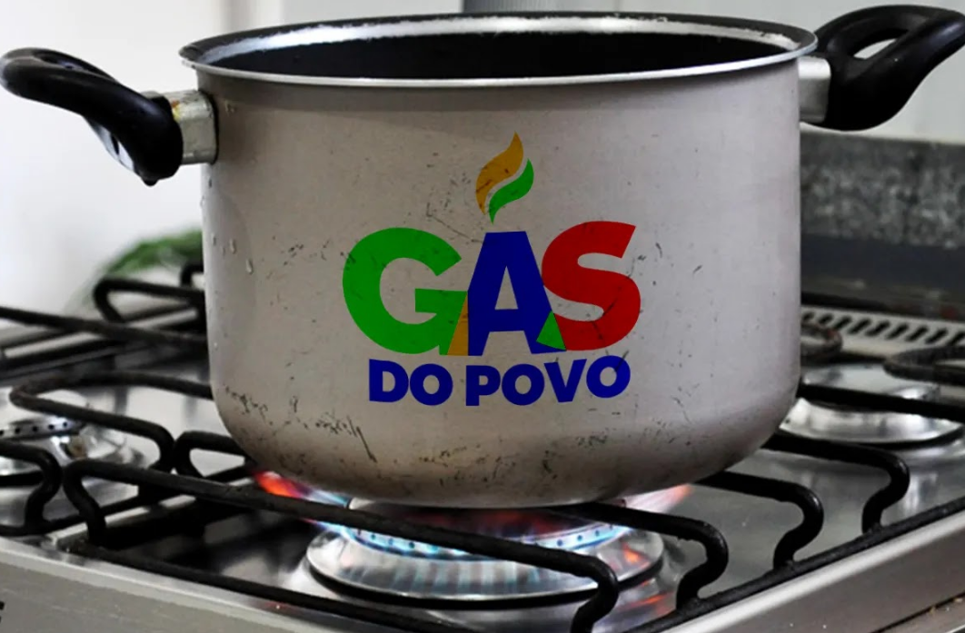Panela de pressão no fogão a gás com chamas acesas e logo do Gás do Povo, simbolizando uso do botijão de 13 kg com recarga grátis.