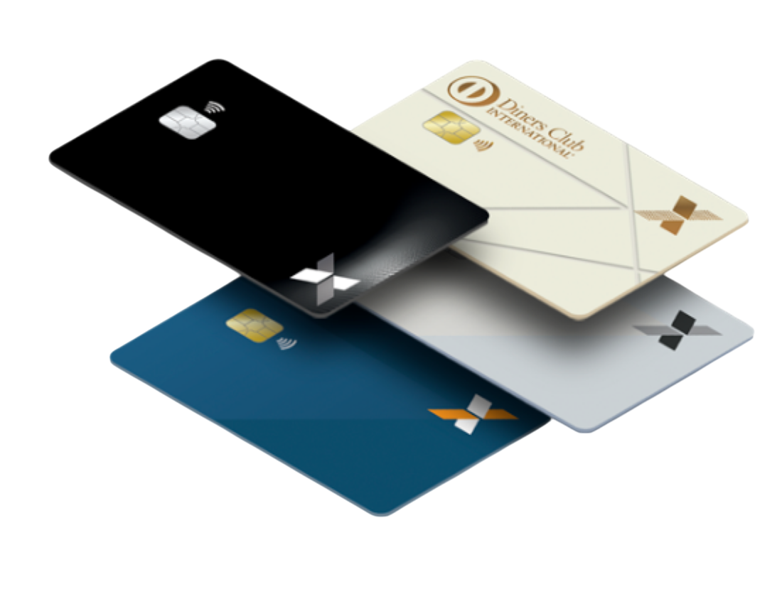 Quatro cartões de crédito Caixa em camadas (preto, azul, bege Diners Club e cinza), com chip e contato sem fio, sobre fundo transparente, promovendo oferta exclusiva.