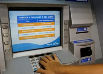 Cliente utiliza caixa eletrônico da Caixa Econômica Federal para consultar informações de saque e movimentação bancária.