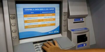Cliente utiliza caixa eletrônico da Caixa Econômica Federal para consultar informações de saque e movimentação bancária.