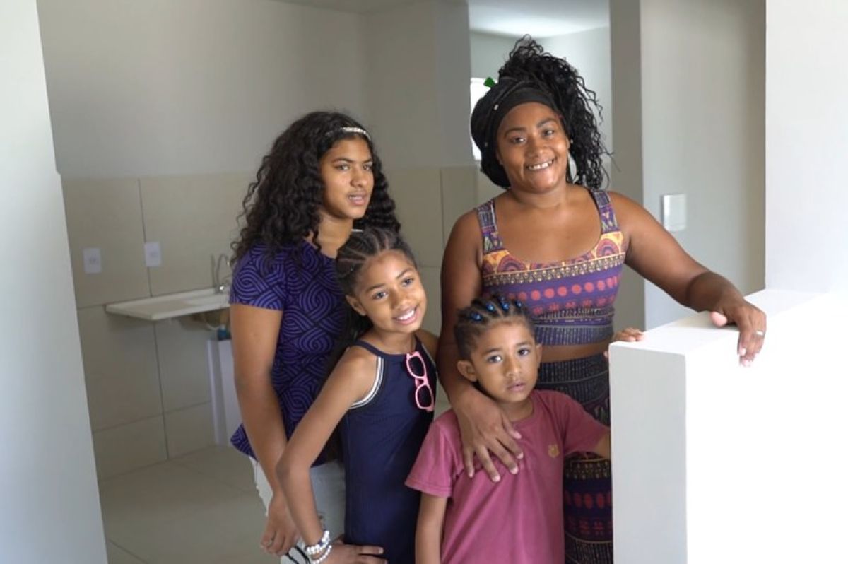 Mulheres como Chefes de Família no Bolsa Família Mulher com filhos e família reunida, simbolizando a liderança feminina nas famílias do Bolsa Família.