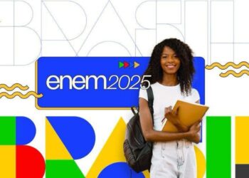 Estudante sorrindo com mochila, representando os participantes do Enem 2025, que podem ser beneficiados com o bônus de R$ 200.