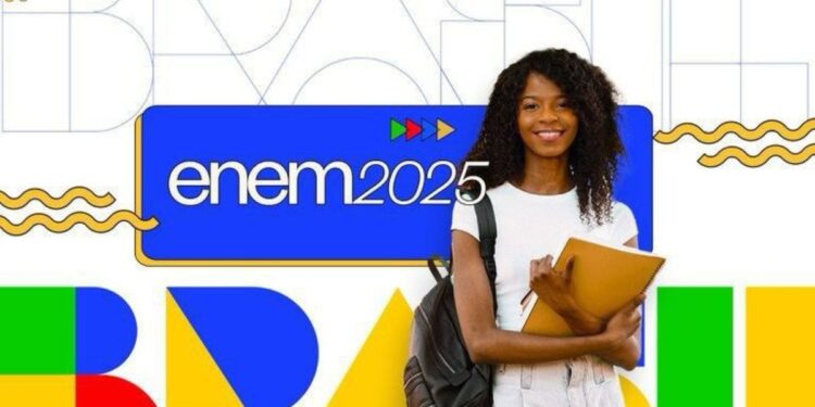 Estudante sorrindo com mochila, representando os participantes do Enem 2025, que podem ser beneficiados com o bônus de R$ 200.