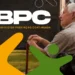 Idoso pensativo sentado em banco com bengala, ao lado do logo BPC LOAS, simbolizando o Benefício de Prestação Continuada.
