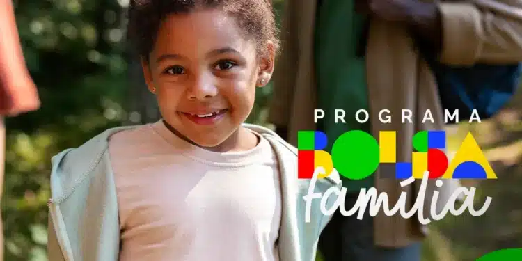 Criança sorrindo com a logo do Programa Bolsa Família. O artigo detalha a liberação de pagamentos de até R$ 1.000 para beneficiários com NIS final 8, 9 e 0 em novembro.