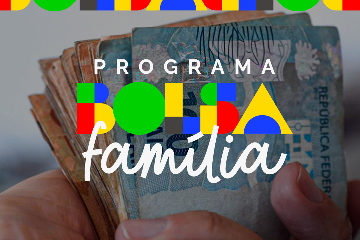 Bolsa Família Dinheiro em notas de Real com o logotipo do Programa Bolsa Família, representando os pagamentos e benefícios.