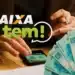 Pessoa usando celular com cédulas de dinheiro em destaque e logo Caixa Tem