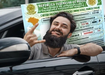 Homem sorrindo dentro de um carro, exibindo sua carteira de habilitação, ilustrando a oportunidade do programa CNH Popular 2025