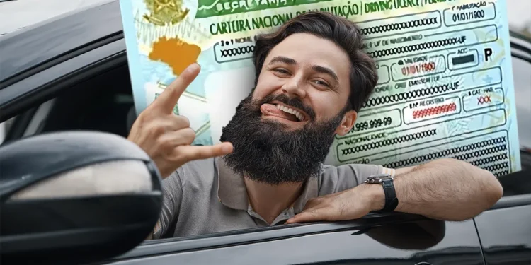 Homem sorrindo dentro de um carro, exibindo sua carteira de habilitação, ilustrando a oportunidade do programa CNH Popular 2025