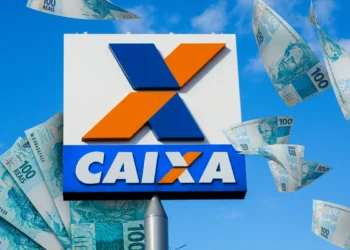 Logotipo da Caixa Econômica Federal (CAIXA) sob céu azul com notas de R$ 100 reais flutuando, ilustrando o depósito de R$ 400 e o uso do CAIXA Tem para consulta e movimentação do benefício.