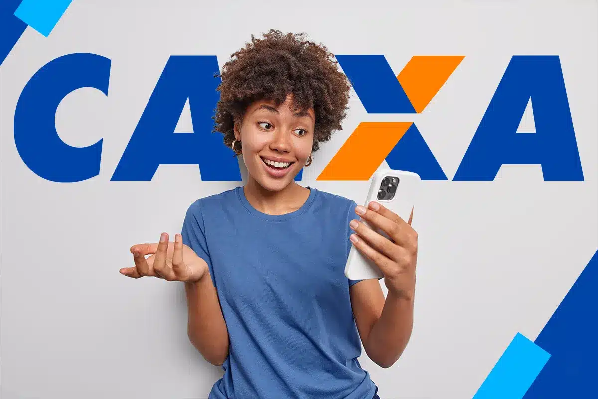 Mulher feliz usando celular com logo da Caixa Mulher sorridente vestindo camiseta azul usando smartphone com logo da Caixa ao fundo