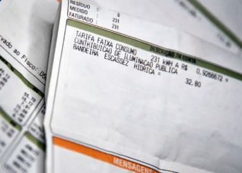 Contas de luz em close-up, mostrando detalhes de consumo e tarifas, ilustrando o aumento da conta de luz em novembro.