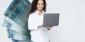 Mulher sorridente com notebook e notas de 100 reais ao fundo, representando a gestão do 13º salário.