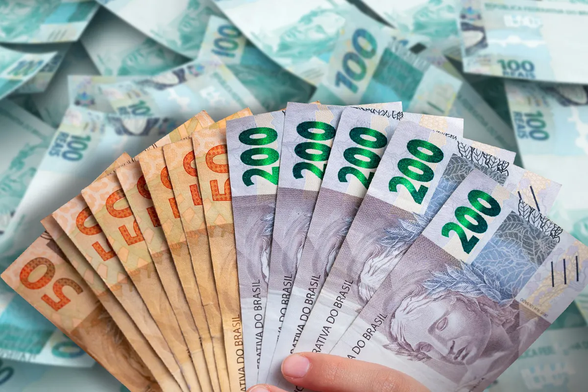 Saque PIS Caixa Prazo Final Dinheiro a Receber Urgente Mão segurando notas de 50 e 200 reais, representando valores a serem sacados na CAIXA (PIS/Cotistas). O prazo final de solicitação está se esgotando.