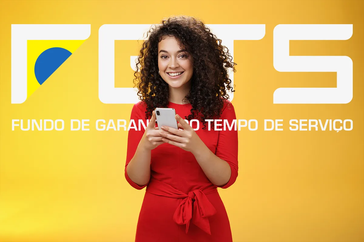 FGTS-SAQUE-CALAMIDADE-PRAZO-90-DIAS-CONSULTA-CAIXA-APP Jovem sorridente usando um smartphone, com o logo FGTS (Fundo de Garantia) em fundo amarelo. A imagem ilustra a facilidade de consulta e solicitação do saque-calamidade do FGTS diretamente pelo aplicativo da Caixa.