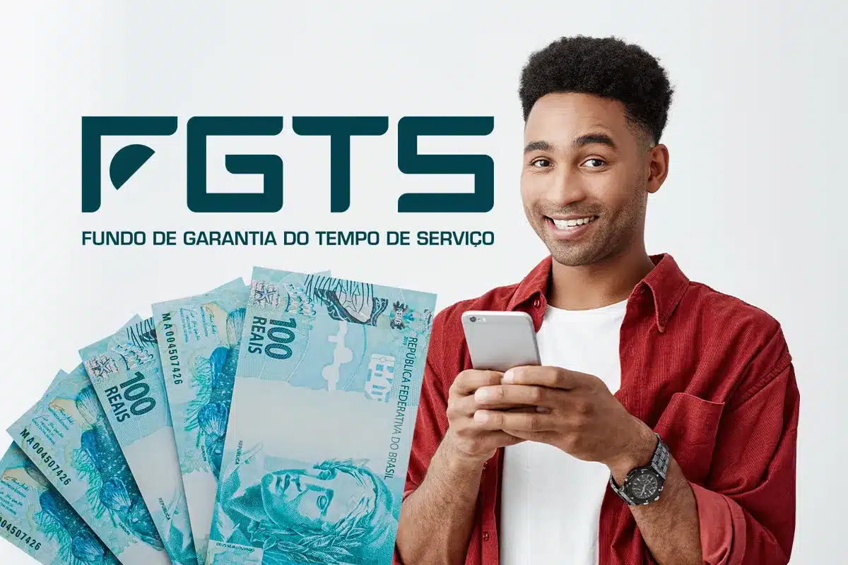 Limite de 5 Parcelas e Carência de 90 Dias: Entenda as Novas Regras Rígidas do FGTS Homem sorrindo e mexendo no celular ao lado de notas de 100 reais e o logo do FGTS, representando o trabalhador que precisa se adaptar às novas regras de limite de parcelas e carência obrigatória para o Saque-Aniversário