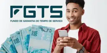 Homem sorrindo segurando celular e mostrando cédulas de 100 reais, com o logo do FGTS no fundo, ilustrando a facilidade de solicitar o benefício.