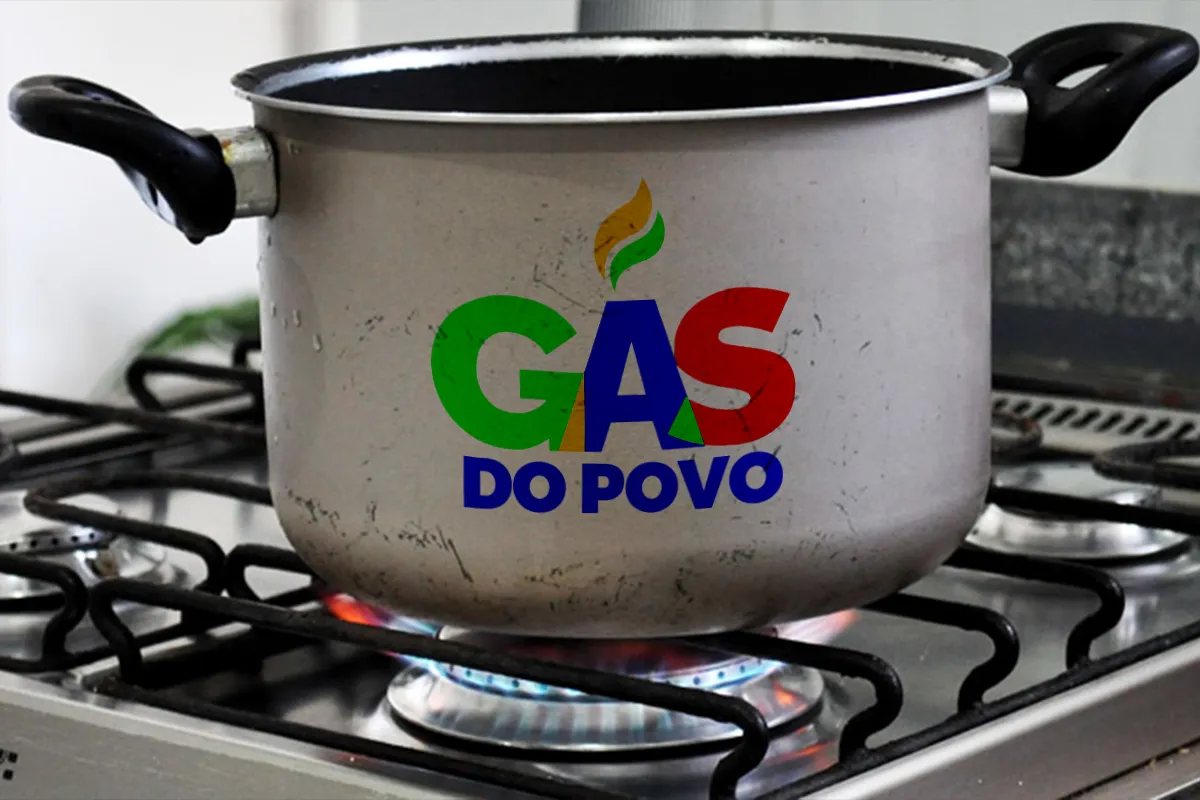 Panela de alumínio com logo "Gás do Povo" sobre fogão com chama acesa, simbolizando o acesso ao gás de cozinha. Início do programa que substituirá o Auxílio Gás dos Brasileiros.