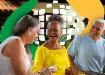 Aposentados felizes rindo e conversando em um ambiente claro, simbolizando a satisfação e tranquilidade com a restituição de valores indevidos do INSS para pensionistas e herdeiros de beneficiários falecidos.